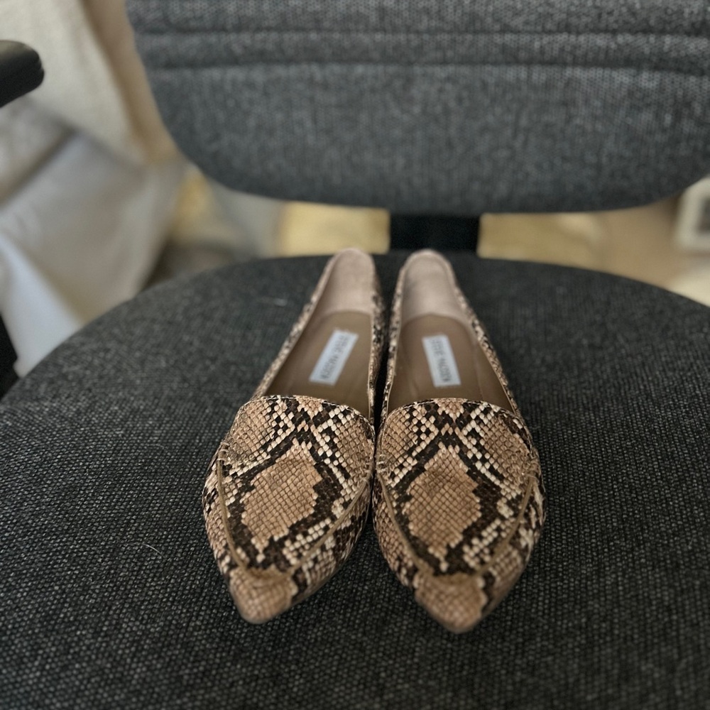 Steve Madden Snakeskin flats, size 7